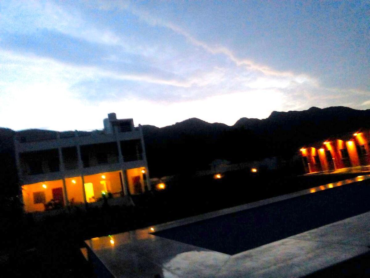 The Rustic Pines Hotel Udaipur Esterno foto